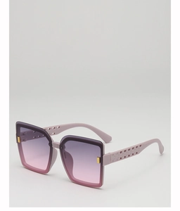 Détail de lunettes de soleil carrées lavande avec branches dorées et verres dégradés