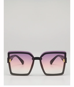 Détail de lunettes de soleil carrées oversize avec verres dégradés violets et accents dorés