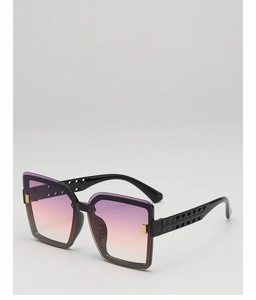 Détail de lunettes de soleil carrées avec verres dégradés et branches aux motifs géométriques