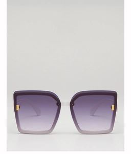 Détail de lunettes de soleil carrées blanches avec verres dégradés violets et décor doré