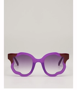 Detail of purple wavy frame sunglasses with bicolored temples and gradient lenses