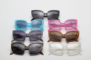 Dettaglio di sette paia di occhiali da sole cat-eye colorati con lenti a forma di fiamma