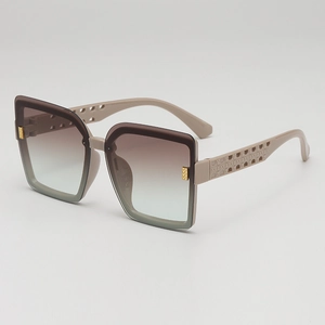 Lunettes de soleil carrées taupe pour femmes avec verres dégradés et branches à motifs