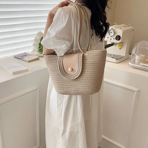 Sac à bandoulière en paille tressée beige avec boucle perle et fines lanières pour l'été