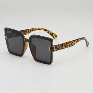 Lunettes de soleil carrées en écaille pour femmes avec verres foncés et détails en métal doré