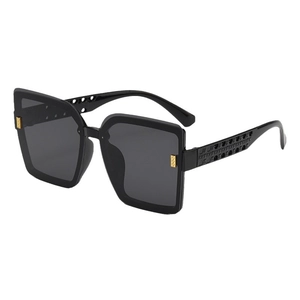 Lunettes de soleil carrées oversize pour femmes avec branches évidées et détails dorés
