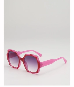 Detail of pink wavy frame sunglasses with purple gradient lenses and hexagonal finish