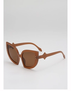 Dettaglio occhiali da sole cat-eye marrone traslucido con aste decorative appuntite