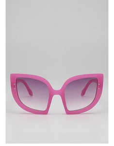 Dettaglio di occhiali da sole cat-eye rosa con lenti sfumate viola e rivetti argentati