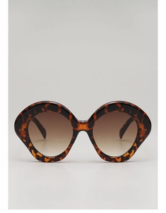 Detail of tortoise shell sunglasses with large frames and brown gradient lenses