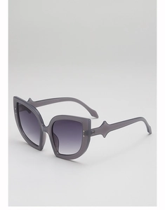 Vista laterale dettagliata di occhiali da sole oversize cat-eye viola grigio traslucido