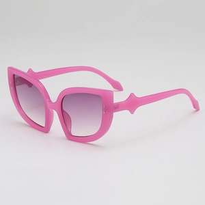 Occhiali da sole oversize rosa a farfalla con lenti sfumate e design dai bordi affilati