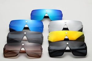 Vue à plat de lunettes de soleil masque oversize avec verres colorés et rivets argent