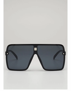 Détail de lunettes de soleil noires surdimensionnées avec décor argenté et rivets