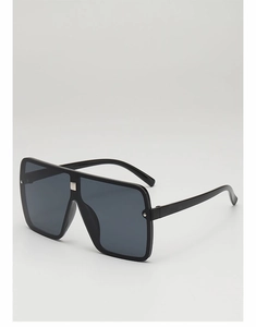 Détail de lunettes de soleil carrées noires avec rivets argentés et pont métallique