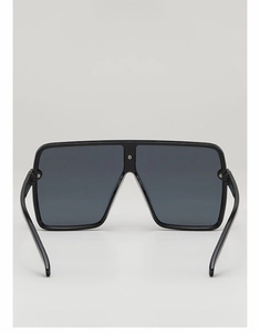 Vue détaillée des lunettes de soleil masque noires oversize avec monture polie