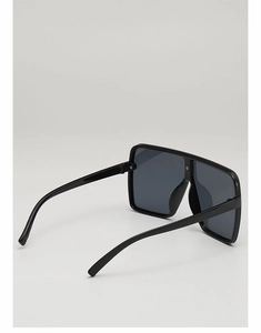 Vue détaillée des lunettes de soleil carrées oversize avec monture noire et verres teintés