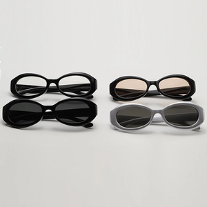 Collection de lunettes de soleil ovales vintage avec montures noir et argent et verres teintés