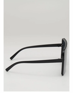 Vue latérale détaillée des lunettes de soleil carrées noires avec branches larges et plaquettes