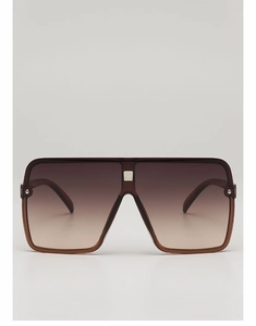 Détail macro de lunettes de soleil oversize dégradé marron avec pont en métal argenté