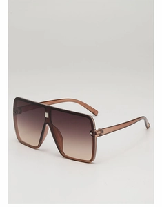 Gros plan sur des lunettes de soleil carrées oversize avec verres dégradés marron et argent