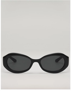 Gros plan sur les lunettes de soleil ovales avec monture noire brillante et détails