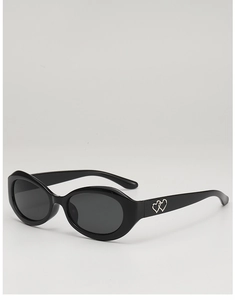 Détail de lunettes de soleil ovales noir brillant avec décor de double cœur en métal argent