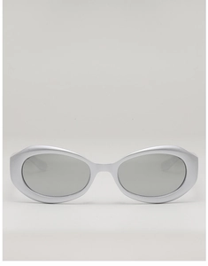 Gros plan sur des lunettes de soleil ovales argentées de style rétro Y2K