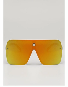 Gros plan sur lunettes de soleil masque avec verres dégradés orange et détails en métal