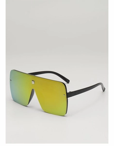 Détail de lunettes de soleil masque oversize avec verres miroir jaune-vert irisés