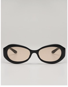 Détail des lunettes de soleil ovales avec monture noire épaisse et verres teintés