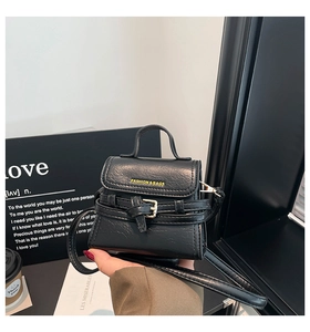 Dettaglio borsa a tracolla nera con fibbia decorativa e logo Fashion stampato