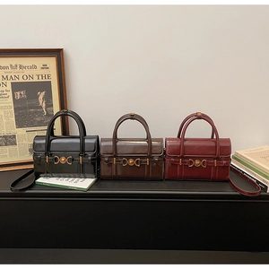 Sacs rétro en noir, marron foncé et bordeaux avec boucles métalliques en forme de cœur