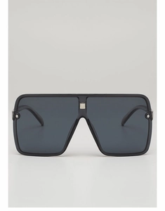 Vue de face de lunettes de soleil noires surdimensionnées avec verre monobloc et métal