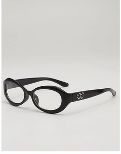 Vue détaillée des lunettes de soleil ovales noires avec ornements double cœur en argent