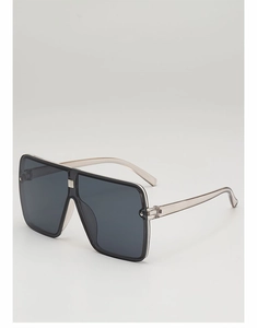 Détail de lunettes de soleil carrées surdimensionnées avec pont en métal argenté et vis