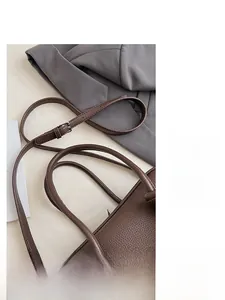Détails du sac à bandoulière en cuir grainé marron foncé avec boucle argentée réglable