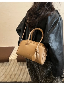 Sac bandoulière tendance kaki sur mannequin avec design vintage Boston et détails en cuir