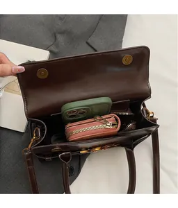 Détails de l'espace intérieur d'un sac à bandoulière marron foncé au style rétro