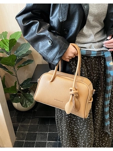 Détail du cuir grainé camel et marquage FASHION & BAGS sur le petit sac à main tendance