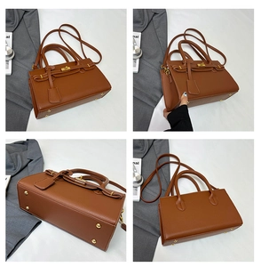 Détail du sac à main en cuir marron grainé avec fermoir doré et clous de protection
