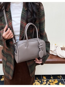 Vue détaillée du sac gris foncé à texture litchi avec bandoulière amovible