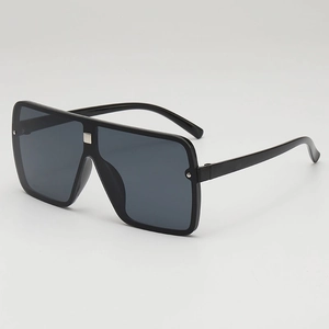 Lunettes de soleil carrées noires surdimensionnées avec rivets argentés et verres gris