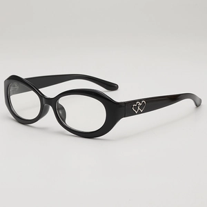 Lunettes de soleil ovales noires avec cœurs évidés décoratifs en argent sur les branches