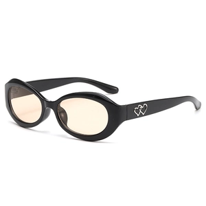 Lunettes de soleil ovales tendance avec monture noire et détails de cœur sur les branches