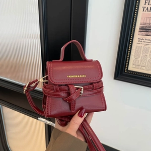 Elegante borsa rossa in finta pelle con cintura dorata e fibbia in metallo chic