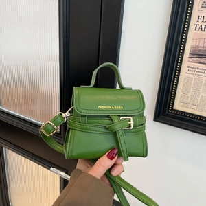 Elegante borsa verde in pelle con scritta dorata e fibbia decorativa della cintura