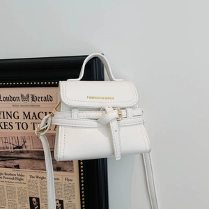 Borsa a tracolla bianca minimalista con dettagli dorati e cinturino decorativo