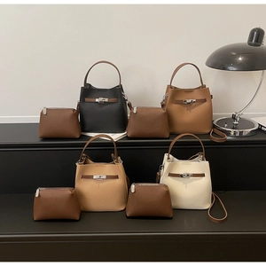 Ensemble sac seau en cuir grainé avec fermoir rotatif argenté et pochette assortie