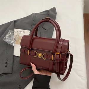 Sac à main rétro en cuir rouge foncé avec fermoir cœur doré et bandoulière